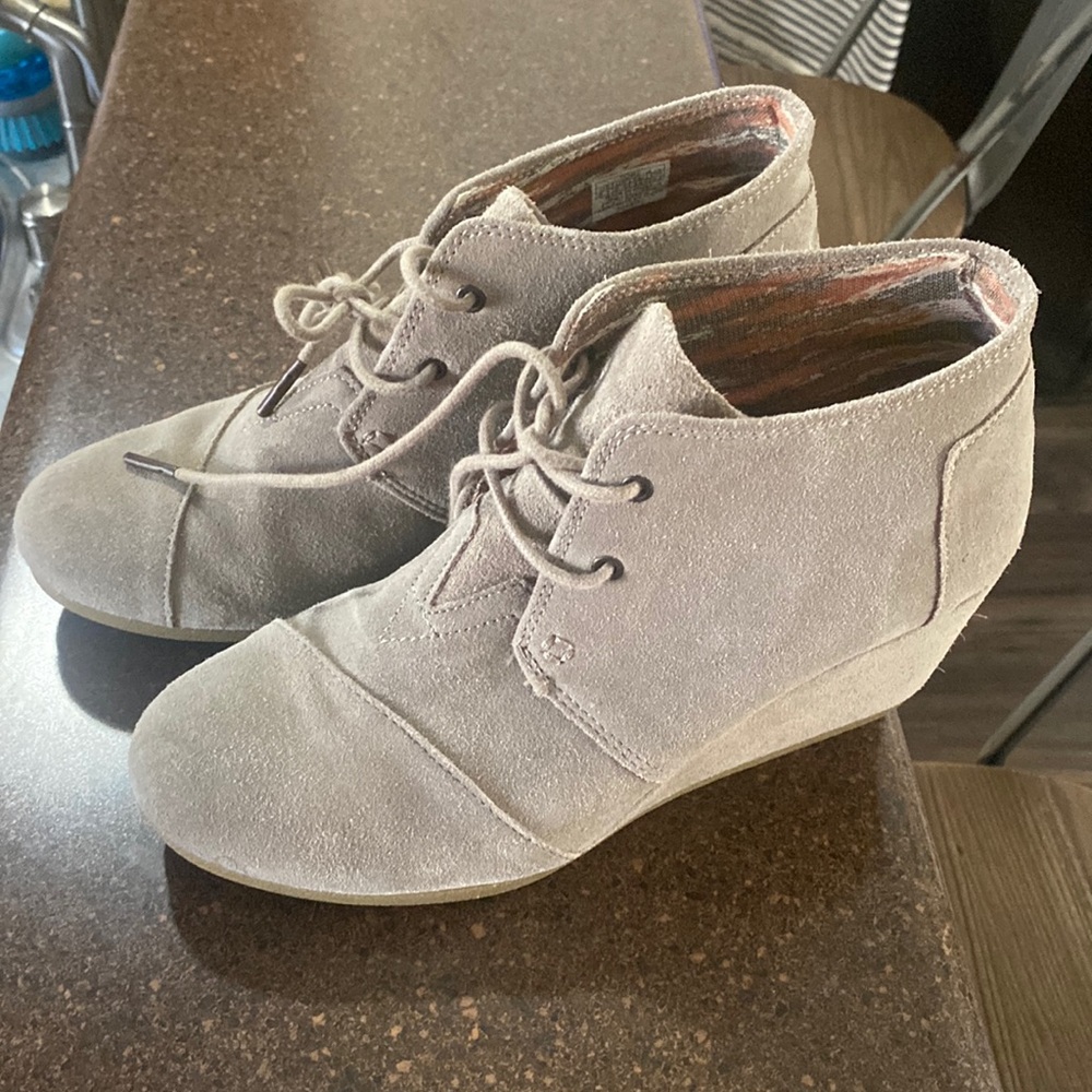 Tom’s tan wedges